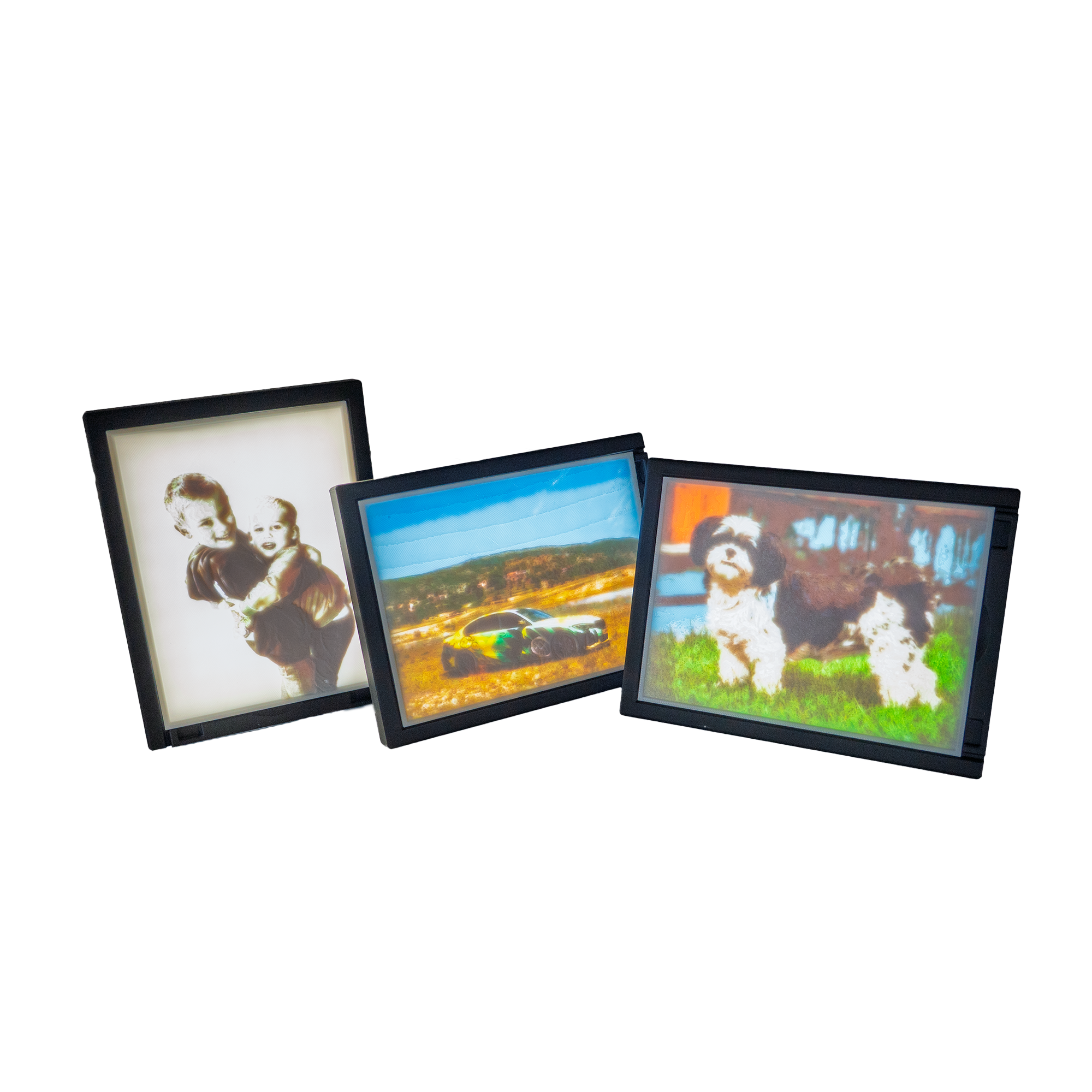 Drie ingelijste foto's: links een ouder met kind, in het midden een sportauto op een landschap, rechts een hond op gras.