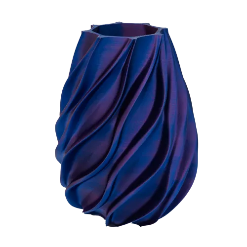 Blauw-paarse vaas met gedraaide ribbels en een geometrische bovenkant, weergegeven tegen een zwarte achtergrond.