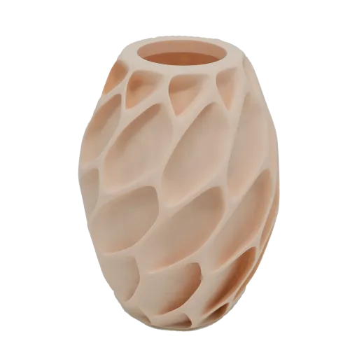 Beige vaas met organische, uitgesneden patronen die doen denken aan bladeren of schubben.