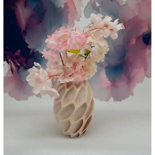 Decoratieve vaas met roze bloemen tegen een abstracte achtergrond van roze en paarse vlekken.
