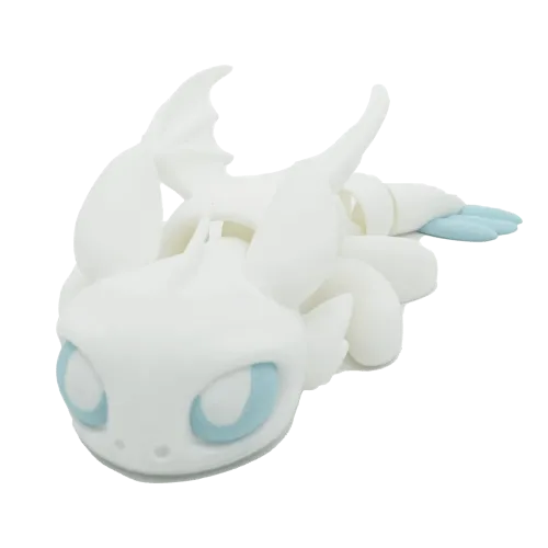 Witte en blauwe speelgoeddraak met grote ogen en vleugels, liggend op een witte achtergrond.