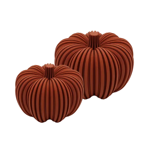 Twee decoratieve houten pompoenen met uitgesneden ribbels, in een donkere houten kleur.