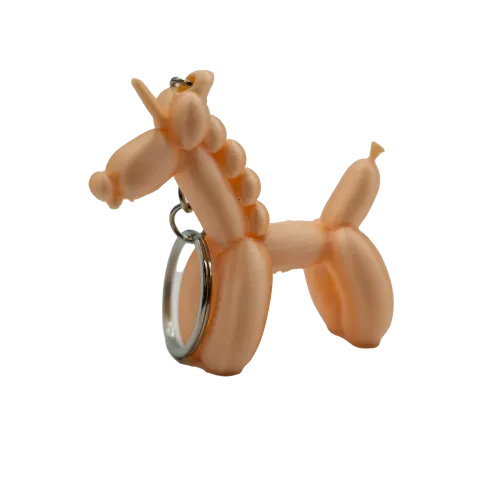 Oranje ballonfiguur sleutelhangertje in de vorm van een hond, met gedraaide ballonsegmenten.
