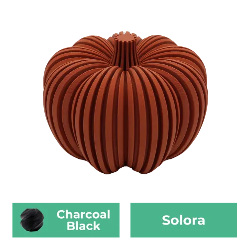 3D-geprinte pompoen met een geribbeld patroon in een roestbruine kleur. Onderin zijn twee kleurstalen te zien: "Charcoal Black" en "Solora".