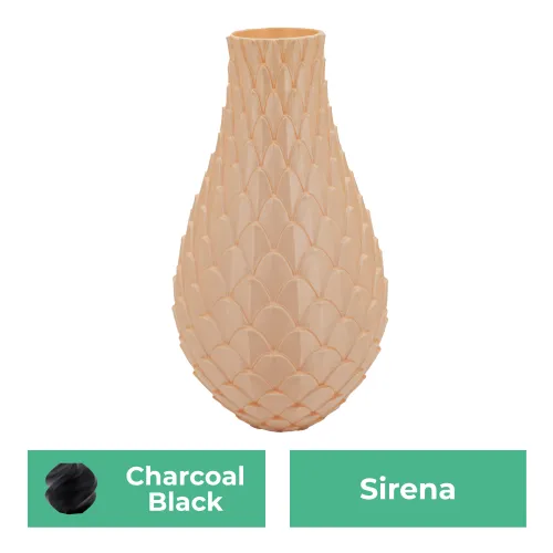 Beige vaas met schubbenpatroon, naast groene labels met tekst: "Charcoal Black" en "Sirena".