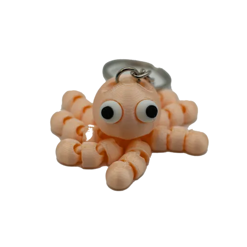 Sleutelhanger van een schattige, perzikkleurige octopus met grote ogen, gemaakt van geblokte 3D-geprinte onderdelen.