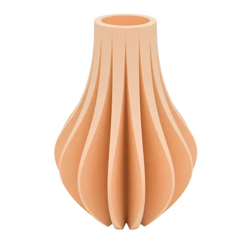 Beige vaas met een modern, golvend ontwerp en openingen tussen ribben, tegen een zwarte achtergrond.