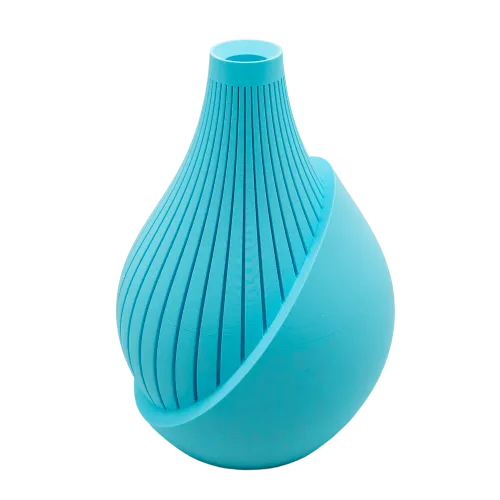 Blauwe, moderne vaas met verticale ribbels en een asymmetrisch ontwerp.
