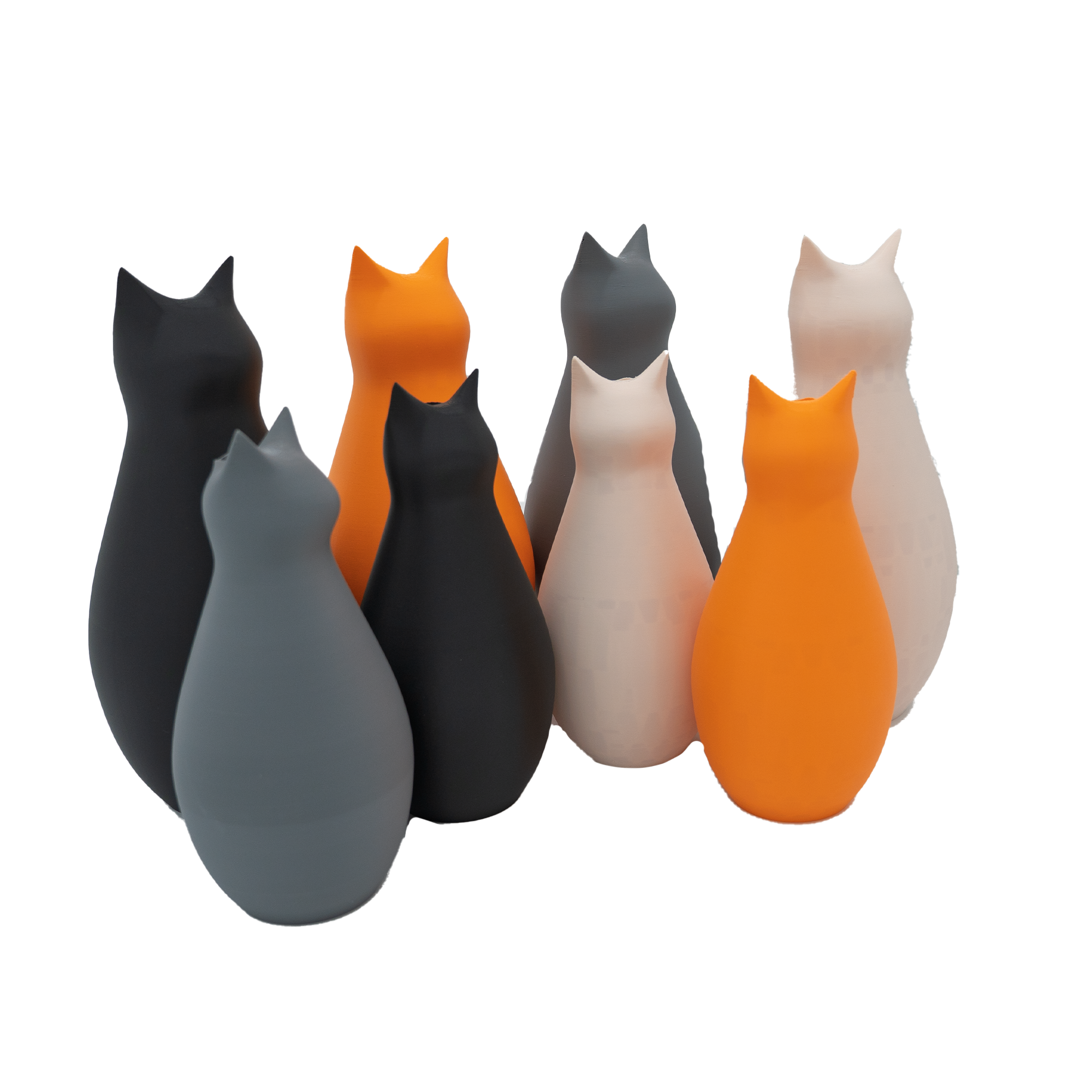Een groep gestileerde kattenbeeldjes in de kleuren zwart, grijs, oranje en wit staan dicht bij elkaar.