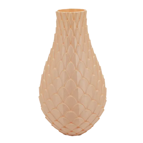 Beige vaas met een schubbenpatroon, zachtjes taps toelopend naar boven.