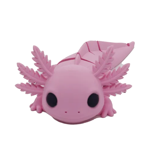 Roze plastic axolotl-speeltje met zwarte ogen en gekrulde, schubbige uitsteeksels op een witte achtergrond.