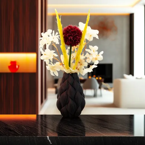 Een decoratieve vaas met witte en gele bloemen en een grote rode bloem in het midden, geplaatst op een glanzende, zwarte tafel in een modern interieur.
