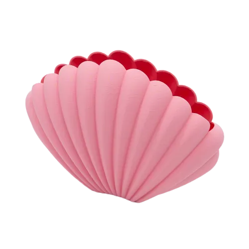 Roze schelpvormige container met geribbelde buitenkant en rode binnenkant, openstaand.