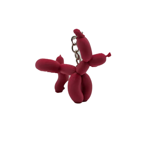 Rode ballonhond sleutelhanger op een witte achtergrond.