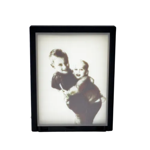 Verlicht frame met een afbeelding van twee kinderen die elkaar omarmen.